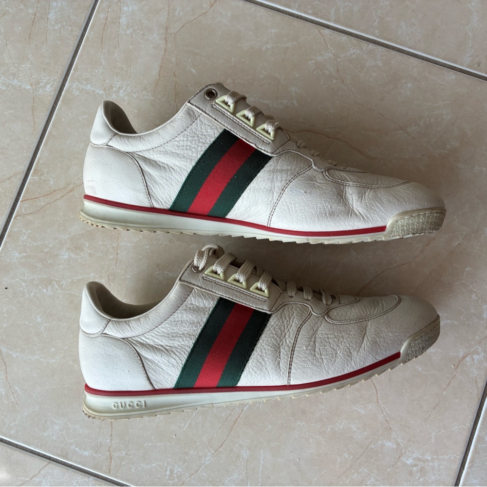 Gucci Men's Cream Sneakers with Green and Red Stripes